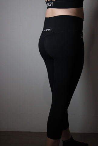 Women's Black capri length leggings, high waisted. seamless